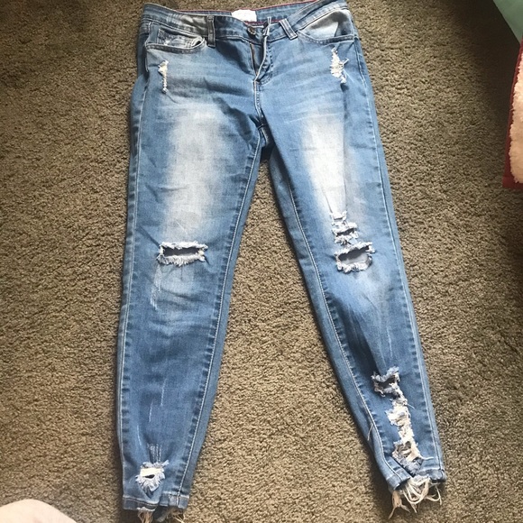 Denim - distressed jeans✨